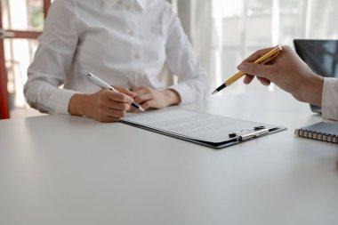 İnsan Kaynakları Müdürü ile kadın aday görüşmesi, Ofis İş ve İnsan Kaynakları Konsepti 'ndeki iş görüşmesi sırasında özgeçmiş okuyan Examiner, Ofisteki iş görüşmesini kapat, 