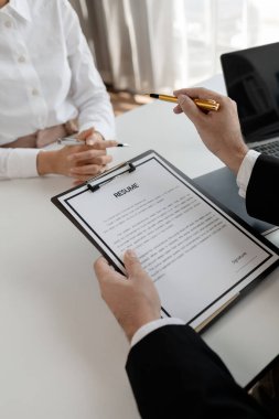 İnsan Kaynakları Müdürü ile kadın aday görüşmesi, Ofis İş ve İnsan Kaynakları Konsepti 'ndeki iş görüşmesi sırasında özgeçmiş okuyan Examiner, Ofisteki iş görüşmesini kapat, 