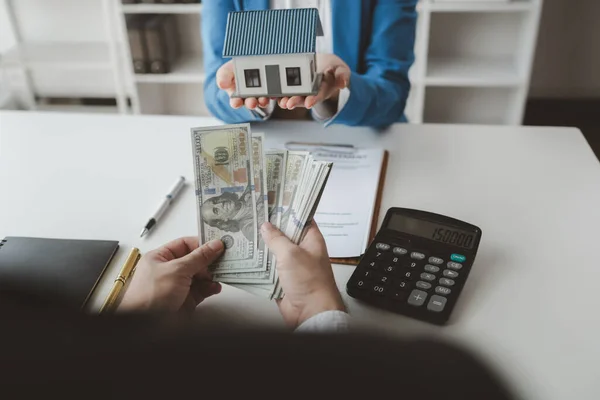 The broker receives the first instalment of the home purchase from the buyer, Counting home instalment payments from customers, Make an appointment to meet with customer at the home sales office.