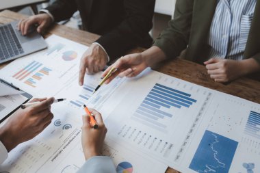 Ofisteki ekiple iş kurmayı, takım olarak çalışmayı ofiste iş arkadaşlarıyla buluşmayı ofiste iş arkadaşlarıyla stratejiyi tartışmayı..