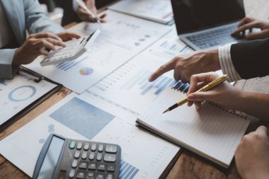 Finansal veri analizi üzerinde çalışan analist ekibi, iş stratejik planlamasının pazarlama göstergesi olarak, ödemeleri gereken vergileri hesaplıyorlar., 