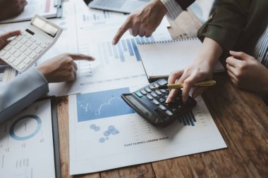 Finansal veri analizi üzerinde çalışan analist ekibi, iş stratejik planlamasının pazarlama göstergesi olarak, ödemeleri gereken vergileri hesaplıyorlar., 