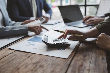 Finansal veri analizi üzerinde çalışan analist ekibi, iş stratejik planlamasının pazarlama göstergesi olarak, ödemeleri gereken vergileri hesaplıyorlar., 