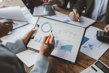 Finansal veri analizi üzerinde çalışan analist ekibi, iş stratejik planlamasının pazarlama göstergesi olarak, ödemeleri gereken vergileri hesaplıyorlar., 