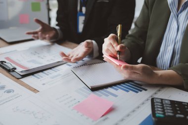 Finansal veri analizi üzerinde çalışan analist ekibi, iş stratejik planlamasının pazarlama göstergesi olarak, ödemeleri gereken vergileri hesaplıyorlar., 