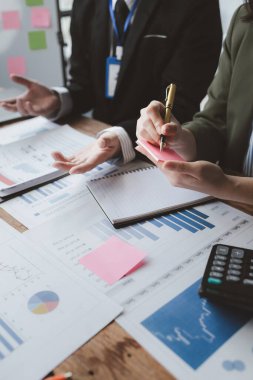 Finansal veri analizi üzerinde çalışan analist ekibi, iş stratejik planlamasının pazarlama göstergesi olarak, ödemeleri gereken vergileri hesaplıyorlar., 