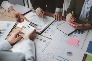 Finansal veri analizi üzerinde çalışan analist ekibi, iş stratejik planlamasının pazarlama göstergesi olarak, ödemeleri gereken vergileri hesaplıyorlar., 