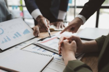 Ofisteki ekiple iş kurmayı, takım olarak çalışmayı ofiste iş arkadaşlarıyla buluşmayı ofiste iş arkadaşlarıyla stratejiyi tartışmayı..