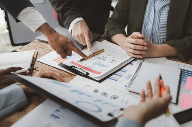 Ofisteki ekiple iş kurmayı, takım olarak çalışmayı ofiste iş arkadaşlarıyla buluşmayı ofiste iş arkadaşlarıyla stratejiyi tartışmayı..