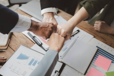 Bir grup iş adamının el ele tutuşması, birlik ve takım çalışması konsepti, yatırım konsepti, başarı konsepti, toplantı takımı el ele veriyor.,