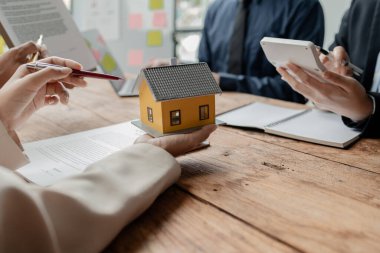 Mimarlar birlikte planları gözden geçiriyorlar, binalar mimarlar tarafından ne tür inşaatın yapılması gerektiği konusunda değerlendiriliyor, mühendisler planlara göre bir yapı tasarlıyorlar.,