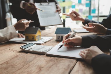 Mimarlar birlikte planları gözden geçiriyorlar, binalar mimarlar tarafından ne tür inşaatın yapılması gerektiği konusunda değerlendiriliyor, mühendisler planlara göre bir yapı tasarlıyorlar.,