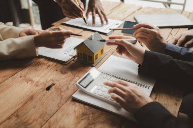 Mimarlar birlikte planları gözden geçiriyorlar, binalar mimarlar tarafından ne tür inşaatın yapılması gerektiği konusunda değerlendiriliyor, mühendisler planlara göre bir yapı tasarlıyorlar.,