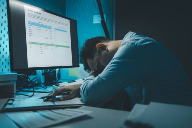 Asyalı adam dizüstü bilgisayarla çalışırken stresli, ofiste başı ağrıyan Asyalı iş adamı, işte hasta hisseden, stresli, endişeli görünen yetişkin işadamı.