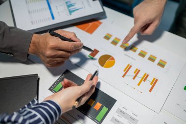 Ofiste birlikte bilgisayar kullanmak, birlikte çalışan başarılı iş adamları, bir teknoloji projesinde çalışan iki iş adamı, birbirleriyle konuşan iş arkadaşları.,