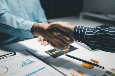 Ortaklık ve iş adamlarının ofiste el sıkışması, işbirliği ya da gemide bulunması, profesyonel ve çalışanların el sıkışması., 