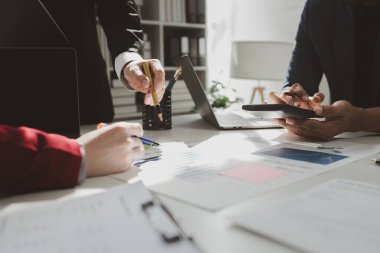 Finansal muhasebeci, iş danışmanlığı danışmanlığıyla tanışma, ofiste konuşan bir grup muhasebeci, iş adamının iş yerindeki hesap faturası..