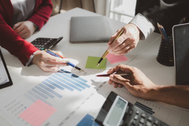 Finansal muhasebeci, iş danışmanlığı danışmanlığıyla tanışma, ofiste konuşan bir grup muhasebeci, iş adamının iş yerindeki hesap faturası..