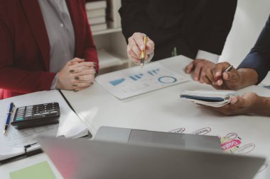 Finansal muhasebeci, iş danışmanlığı danışmanlığıyla tanışma, ofiste konuşan bir grup muhasebeci, iş adamının iş yerindeki hesap faturası..