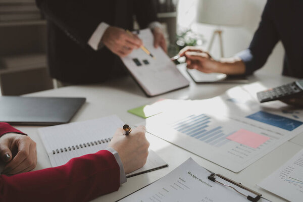 Планировщик финансовой отчетности, введение бизнес-консультаций, группа бухгалтеров, беседующих в офисе, рука бизнесмена, рассчитывающая счет на рабочем месте.