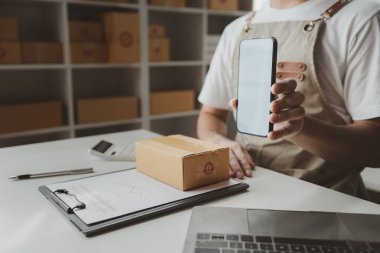 Smartphone 'lar, çevrimiçi satış sitelerinden gelen siparişlere göre ürünleri paketleyen çevrimiçi bir mağaza sahibi, satışları teşvik etmek için çeşitli faaliyetler yapmak için kullanılıyor.