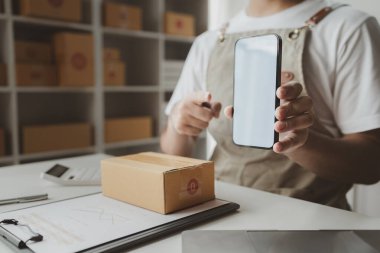 Smartphone 'lar, çevrimiçi satış sitelerinden gelen siparişlere göre ürünleri paketleyen çevrimiçi bir mağaza sahibi, satışları teşvik etmek için çeşitli faaliyetler yapmak için kullanılıyor.