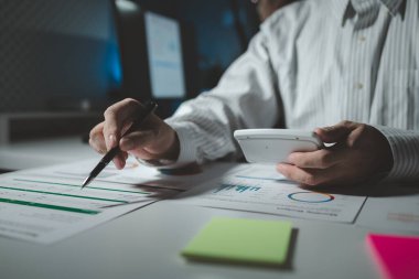 Muhasebeciye hesaplaması için rakamsal veriler sunuluyor. Erkek muhasebeci, ofisinde hesap makinesi, Tasarruf, Finans ve ekonomi konseptiyle finans hakkında çalışıyor., 