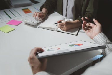 Ofiste bir takım işadamı olarak birlikte çalışmak, ofiste stratejiyi tartışan meslektaşlar, toplantıda raporu açıklamak, toplantı odasındaki sorunları çözmek için işbirliği yapmak.,  