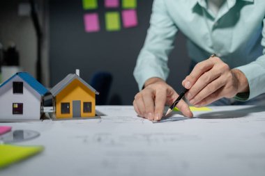 Ticari binalar mimarlar tarafından ne tür bir yapının inşa edilmesi gerektiği konusunda değerlendiriliyor, mühendisler planlara göre bir yapı tasarlıyorlar.,