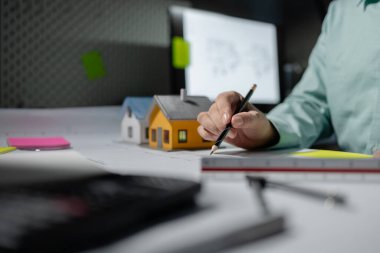 Ticari binalar mimarlar tarafından ne tür bir yapının inşa edilmesi gerektiği konusunda değerlendiriliyor, mühendisler planlara göre bir yapı tasarlıyorlar.,