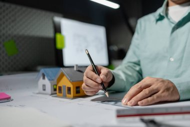 Ticari binalar mimarlar tarafından ne tür bir yapının inşa edilmesi gerektiği konusunda değerlendiriliyor, mühendisler planlara göre bir yapı tasarlıyorlar.,