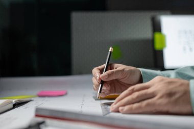 Ticari binalar mimarlar tarafından ne tür bir yapının inşa edilmesi gerektiği konusunda değerlendiriliyor, mühendisler planlara göre bir yapı tasarlıyorlar.,