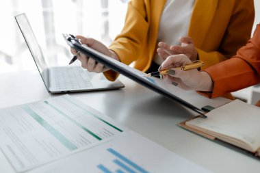 Birlikte bilgisayar problemi çözmek, ofiste dizüstü bilgisayar kullanan neşeli iş adamları, modern bir çalışma alanında birlikte çalışırken gülümseyen genç girişimciler.. 