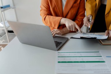 Ofisteki masaüstü bilgisayarında birlikte çalışan iş arkadaşları, teknoloji projesinde çalışan iş adamları, birbirleriyle konuşan iş arkadaşları.,