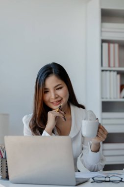 Bir girişimci ofisinde dinleniyor, öğle yemeği molasında kahve içiyor, kahve içerken çeşitli etkinlikler planlamayı düşünüyor.,