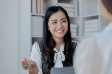 Ofiste çalışırken etkileşim halinde olan iki güzel bayan meslektaşım, ofisteki masaüstü bilgisayarında birlikte çalışan iş arkadaşlarım, bilgisayardaki sorun çözmede birlikte çalışan meslektaşlarım.