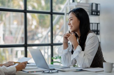 Ofiste çalışırken etkileşim halinde olan iki güzel bayan meslektaşım, ofisteki masaüstü bilgisayarında birlikte çalışan iş arkadaşlarım, bilgisayardaki sorun çözmede birlikte çalışan meslektaşlarım.
