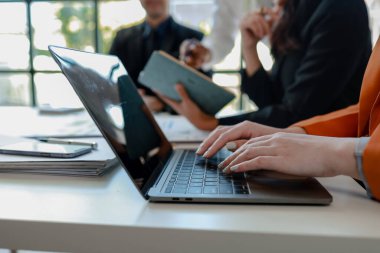 Karışık iş adamları bir masanın etrafında oturuyor ve çalışıyor iş adamları ofiste bir proje üzerinde çalışıyor ya da bir iş projesini değerlendiriyor ve tartışıyor.. 