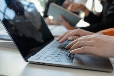 Karışık iş adamları bir masanın etrafında oturuyor ve çalışıyor iş adamları ofiste bir proje üzerinde çalışıyor ya da bir iş projesini değerlendiriyor ve tartışıyor.. 