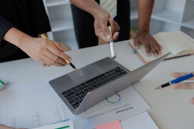 Çalışanlardan oluşan bir grup, yaklaşan bir etkinliğin detaylarını, toplantı durumunu yakından inceliyor. İş adamları ve kadınlar, şeffaf bir konferans odasında gergin bir toplantı yapıyorlar..