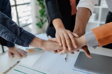 Toplantı ekibi el ele tutuşuyor, bir grup iş adamının el ele tutuşması, el ele tutuşması, birlik ve takım çalışması kavramı, başarı kavramı..