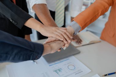 Toplantı ekibi el ele tutuşuyor, bir grup iş adamının el ele tutuşması, el ele tutuşması, birlik ve takım çalışması kavramı, başarı kavramı..