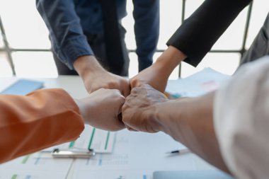 Toplantı ekibi el ele tutuşuyor, bir grup iş adamının el ele tutuşması, el ele tutuşması, birlik ve takım çalışması kavramı, başarı kavramı..