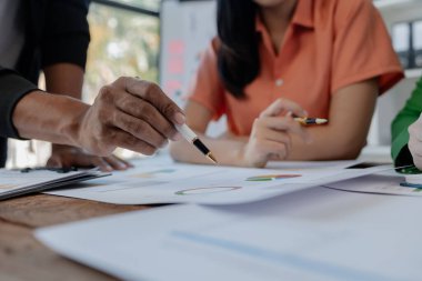 Konferans odasında iş adamları konuşuyor, bir grup girişimci bir şirket kurmayı planlıyor, sorunları nasıl çözeceklerini tartışmak için şirkette faaliyetler yürütüyorlar..