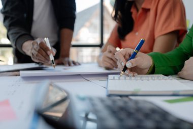 Bir grup genç, bir girişim şirketi kurmak için bir araya geliyor, sunum odasındaki toplantı durumuna yakından bakıyorlar, takım olarak çalışıyorlar, iş adamları ofiste buluşuyorlar..