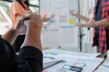 Projenin detaylarını toplantıdaki üyelere sunmak, meslektaşınızın sunumunu dikkatle dinlemek, çalışmanın sunulduğu konferans odasındaki durumun görüntüsü.