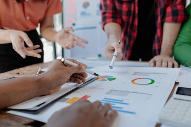 Bir grup genç, bir girişim şirketi kurmak için bir araya geliyor, sunum odasındaki toplantı durumuna yakından bakıyorlar, takım olarak çalışıyorlar, iş adamları ofiste buluşuyorlar..