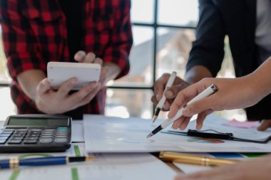 Şirketin geliri ve giderleri hesaplanıyor ve toplantıda sunuluyor, şirketin fonlarını titizlikle hesaplamak için birlikte çalışıyorlar..