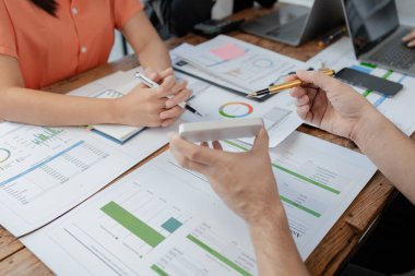 Şirketin geliri ve giderleri hesaplanıyor ve toplantıda sunuluyor, şirketin fonlarını titizlikle hesaplamak için birlikte çalışıyorlar..