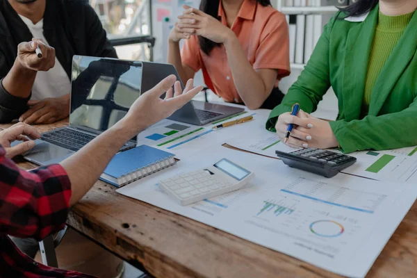 Konferans odasında iş adamları konuşuyor, bir grup girişimci bir şirket kurmayı planlıyor, sorunları nasıl çözeceklerini tartışmak için şirkette faaliyetler yürütüyorlar..